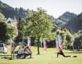 Morgens, noch vor dem Tourstart ist die Yoga-Stunde am schönsten. Wenn man es zeitig aus den Federn schafft, nach dem lustigen Vorabend.