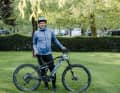 Volker Muth ist erst seit drei Jahren im Gelände unterwegs und hat das Mountainbiken auch mit dem E-Mountainbike erst angefangen. Weil Volker aktiv an der Fahrtechnik feilt, fährt er mittlerweile mit seinem Fully des Freiburger Startups Infront auch schwere Trails, versucht sich am Hinterradversetzen. ABS für E-MTBs ist für den Motorradfahrer der nächste  logische Schritt in der Mountainbike-Entwicklung.