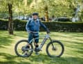 Patrick Huber: Der Schweizer aus dem Appenzeller Land hat fünf Kinder und saß deswegen 30 Jahre lang kaum auf dem Mountainbike. Mit dem E-MTB wagt er nun den Neuanfang und traut sich mit seinem Cilo-Hardtail mittlerweile auch wieder an anspruchsvollere Touren und schmale Pfade. Seine Erwartung an das ABS: übers Bremsen nicht mehr nachdenken zu müssen.