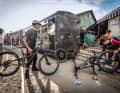 Wie befürchtet passten die Bikes nicht in die schmale Schmalspurbahn. Die Laufräder mussten raus.