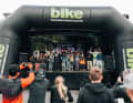 Die Teilnehmer der Scott Junior Trophy werden auf der großen BIKE-Bühne geehrt. Die weiteste Anreise hatte eine junge Bikerin aus Indonesien.