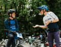Läuft oder? Für die Profis hält sich der fahrtechnische Anspruch zwar in Grenzen, aber auch Ines Thoma und Jérôme Clementz haben ihren Spaß bei der E-MTB-Challenge.