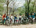 Eine ganze Gruppe voller Bikelegenden: Weltmeister Mike Kluge, Enduro-Profis Jérome Clementz und Ines Thoma (Mitte), Fahrtechnik-Champs Stefan Herrmann und Stefan Schlie (jeweils zweite von außen), Fotograf und Ex-Downhiller Dennis Stratmann (dritter von links) und Finale-Papst Enrico Guala (ganz rechts).