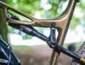 Der Rockshox-Dämpfer wurde mit Stil am Oberrohr platziert. Die Aussparungen sorgen für einen charakteristischen Look und sparen Gewicht.