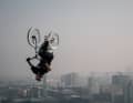 Luftwirbeln vor der Hamburger Skyline. Fabio Wibmer im vielleicht exklusivste Jump-Spot der Welt.