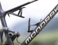 Jedes der Testbikes hat ein anderes Flaschenhalter-Setup. Das Mondraker F-Podium trägt den zweiten unter dem Oberrohr. Ein Sideloader, der hier zur Rechtsentnahme funktioniert muss erst einmal gefunden werden.