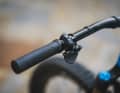 Sehr gelungen: Die TQ-Remote am Mondraker Neat. Sie gefiel uns schon an anderen TQ-Bikes mit schlanker Optik und guter Haptik.