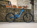 Das Topmodell RR SL kostet mit Fox Factory Fahrwerk, Carbon-Laufrädern, AXS-Sattelstütze und XX Transmission 11999 Euro und wiegt echte 18,05 Kilogramm in Größe L.