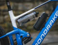 Optional kann man die Reichweite des Bikes mit TQs Range Extender um fast 50 Prozent verlängern. Dank des Hinterbaus und flacher Fidlock-Halter passen ab Größe M sogar Extender und Flasche gleichzeitig in den Rahmen. Übrigens: Das Bike kann man sogar nur mit Range Extender und ohne Hauptakku fahren.