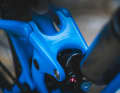 Sogar die Wippe ist am Mondraker aus Carbon. Das spart Gewicht.