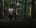 Was ist das? Ein rosa Fahrradtrikot im Wald? Ja, von Monserat - das ist schon was Besonderes.