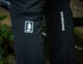 Die Hose ist allgemein minimalistisch und clean gestaltet, auf  der Vorder- und Rückseite sind kleine Druckdetails zu finden.