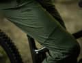 Der Stoff der Trailpants 3 ist recycelt.
