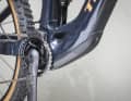 Selbst hinter einem kleinen 32er-Kettenblatt verschwindet der TQ HPR 50 vollständig. Optisch unauffälliger lässt sich kein anderer Mittelmotor verbauen.
