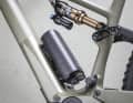 Der Bosch Power More 250 wiegt 1,6 Kilo und kann einfach an eine Aufnahme im Rahmen angeklickt werden.