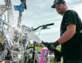 Fertigschaum: Die spezielle Lanze des Muc-Off Pressure Washer verwandelt den pinken Nano-Tech-Reiniger effizient in wirksamen Schaum.