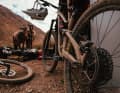 Sram bringt seine Code und Level-Bremsen jetzt in der Bronze-Variante heraus: Für Trail- und Renneinsatz. Zudem haben sie nun den Stealth-Look, bei dem der Bremsgeber parallel zum Lenker verläuft.