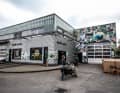 Hinterhof-Idylle meets modernen Lifestyle. Der Showroom der Mulis ist direkt an die Manufaktur angegliedert.