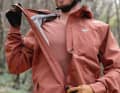 Die Granity+ 2.5 L Jacke ist wasserdicht und atmungsaktiv und soll optimale Bewegungsfreiheit bieten.