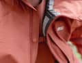 Pfiffiges Detail: Damit die geöffnete Jacke nicht so flattert, verfügt sie über eine kleine Befestigung mit Druckknopf.