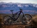 Voll auf Abfahrt ist das E-Enduro Norco Range VLT ausgelegt. Zum Mullet-Setup gesellen sich 180/170 mm Federweg.