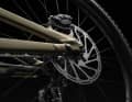 Der RockShox Super Deluxe Select Coil Dämpfer und die die Sram Maven Bronze Bremse (4-Kolben-Bremssattel, hydraulische Scheibe, 220 mm) sind dafür gemacht, um große Schläge abzufangen, sanft zu pedalieren und sicher zu stoppen.