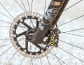 Die Magura-Stopper mit großen 220er-Scheiben greifen auffällig bissig zu. Auf langen und steilen Abfahrten ein echtes Plus.