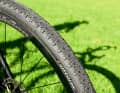 Kleine zentrale Noppen, grobe Stollen außen: der "schmale" Vittoria am Argon gab offroad gute Kontrolle, braucht onroad aber mindestens drei bar.