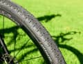 Kleine zentrale Noppen, grobe Stollen außen: der "schmale" Vittoria am Argon gab offroad gute Kontrolle, braucht onroad aber mindestens drei bar.