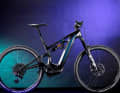 Mit der E-Vertic-Serie will Bianchi im sportlichen E-Mountainbiken Fuß fassen. Das Flagschiff FX-Type Pro kommt mit 160 Millimeter Federweg und auffälliger Formensprache. Für einen tiefen Schwerpunkt wurde der Motor 28 Grad nach oben gedreht.