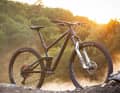 Der Bonner Versender Radon bringt 2023 mit dem Trailbike Skeen Trail AL sowie dem All Mountain Slide Trail AL zwei neue, günstige Bikes. 