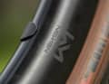 Optional lässt sich sowohl im Rennrad-LRS als auch im Gravel-LRS das Newmen internen Streem Aero Valve verbauen. Es spart Watt, schafft einen cleanen Look und verringert die Gefahr von Ventil-Defekten.