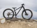Nize One 24 Black Series: Enduro-Hardtail mit 120 mm Federweg.