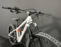Ins Heck des Kinder-Bikes von Nize passen sowohl Luft- als auch Stahlfederdämpfer.