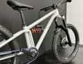 Bisher fährt das Nize Full Suspension noch im Prototypenstatus auf seinen 24 Zoll Rädern durchs Gelände. Das Serienbike sollte aber nicht mehr lange auf sich warten lassen.