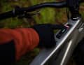 Kabelloses Miniremote am Lenker und System Controller im Oberrohr: die cleane Kombi passt zu sportlichen Light-E-MTBs besonders gut. Der Einlass der Kabel am Steuerrohr ist klassisch und wartungsfreundlich.