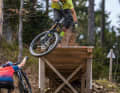 Über diesen Pippi-Drop kann das Norco nur schmunzeln. Der Freerider aus Kanada ist für dicke Dinger kons­truiert. Mensch Julian, ducken bringt nix, Du bist im Bild!