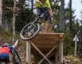 Über diesen Pippi-Drop kann das Norco nur schmunzeln. Der Freerider aus Kanada ist für dicke Dinger kons­truiert. Mensch Julian, ducken bringt nix, Du bist im Bild!
