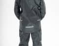 Die Goretex Pro-Ausstattung bedeutet, dass der Stoff aus drei Lagen besteht. In der Praxis ist er ein wenig steif und knistert/raschelt..