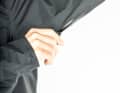 Praktische Features der fjørå Regenjacke: große Unterarmbelüftung...