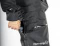 Auch die Fahrradregenhose Norrøna fjørå lässt sich gut Belüften mit Reißverschlüssen hinten am Oberschenkel.