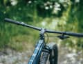 NS Bikes konfiguriert die flachste, schmalste und längste Front. Das bringt auf Tour Druck aufs Vorderrad.