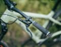 Aufgrund der fürs Bremsen mit einem Finger unergonomischen Shimano-Hebel bleibt das Bike hinter seinem Potenzial zurück.
