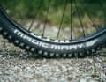 Mit groben Stollen und weichem Gummi bieten die Schwalbe-Reifen auch im Nassen viel Grip.