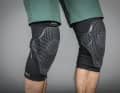 Beim O`Neal Flow Knee Guard sitzt der Protektor außen auf dem Sleeve