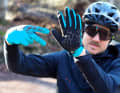 Gut: Mit dem Zeigefinger des 100% Brisker Glove lässt sich das Display vom Smartphone bedienen.