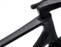 Wer’s komfortabler mag, kann beim Händler Wünsche äußern: Gesetzt sind zwölf vorkonfigurierte Ausstattungsvarianten mit Gruppen von Sram oder Shimano; Vorbaulänge, Lenkerbreite, Sattelstütze und Kurbellänge werden ohne Aufpreis angepasst