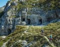 Kammweg 105 zum Pasubio: Der Trail führt direkt an einer Gefechtsstellung aus dem Ersten Weltkrieg vorbei. Wobei der ganze Berg, samt Militärstraßen und seines abgesprengten Gipfels, als ein einziges großes Freilichtmuseum und Kriegsmahnmal durchgehen könnte.