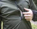 Der Zipper reicht nur bis zur Hälfte, etwas umständlich, wenn man schnell in die Jacke schlupfen möchte