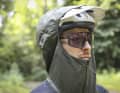 Die große Kapuze passt auch über den Helm